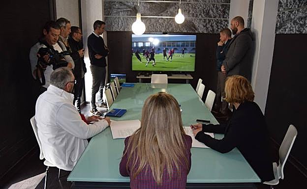 Imagen principal - Arriba, demostración de cómo funciona el dispositivo. Abajo a la izquierda Iniesta porta el WIMU en un entrenamiento de la selección. A la derecha, Lionel Messi con el chaleco con sus iniciales. 