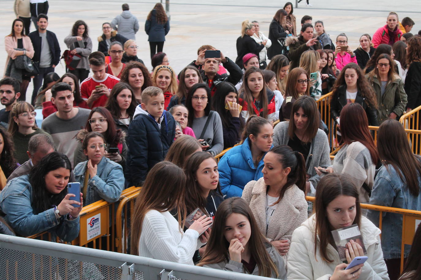 Decenas de personas han acudido a la firma de discos del cantante esta tarde en la plaza Empresario Diego Torres, donde han podido fotografiarse con él 