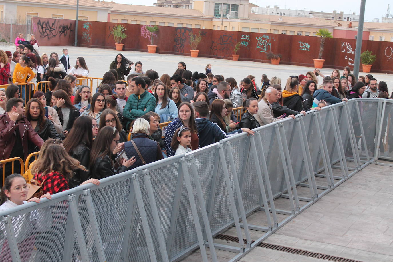 Decenas de personas han acudido a la firma de discos del cantante esta tarde en la plaza Empresario Diego Torres, donde han podido fotografiarse con él 