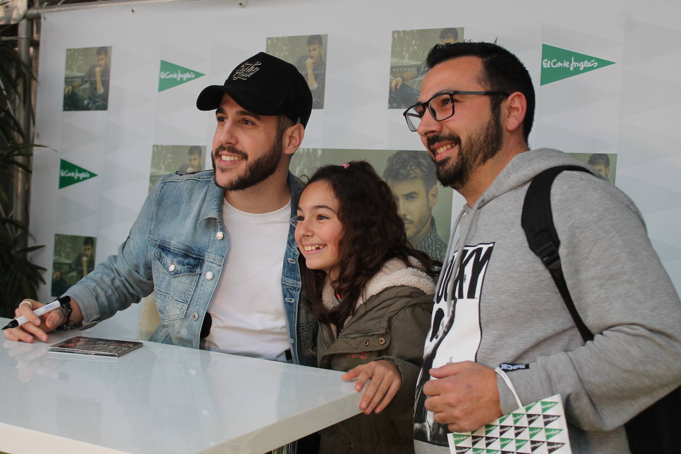 Decenas de personas han acudido a la firma de discos del cantante esta tarde en la plaza Empresario Diego Torres, donde han podido fotografiarse con él 