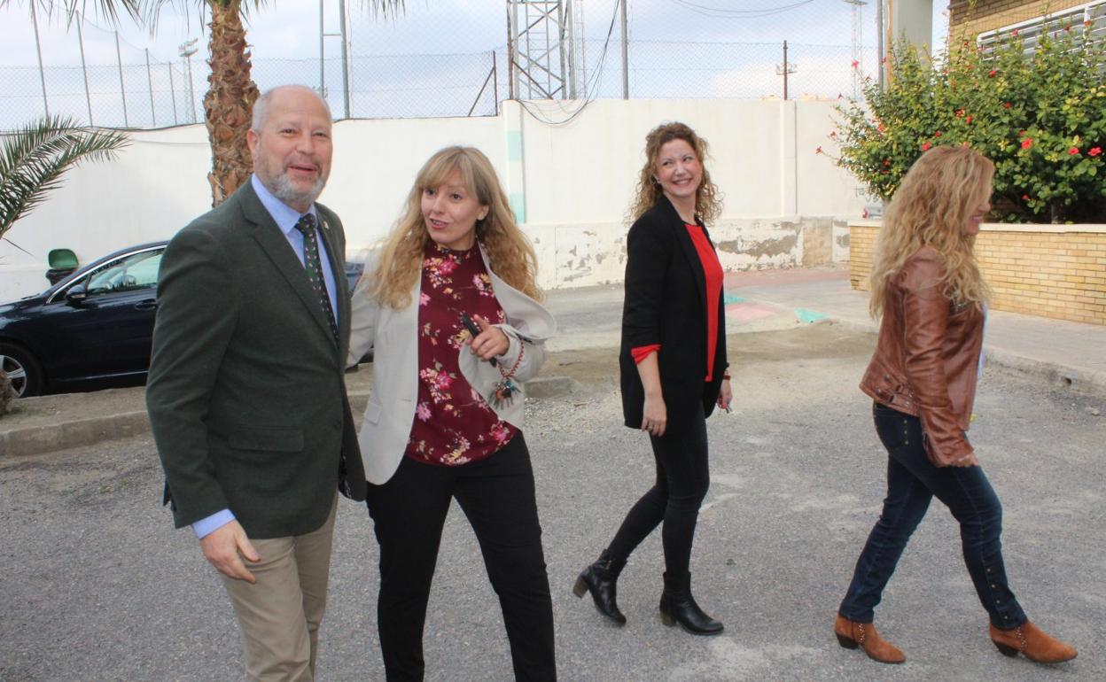 El consejero de Educación, a su llegada al CEIP San Luis para contemplar unas obras que estarán terminadas en el mes de marzo. 