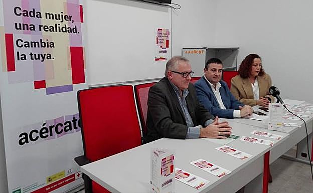 Presentación de 'Acércate', ayer en Cruz Roja. 