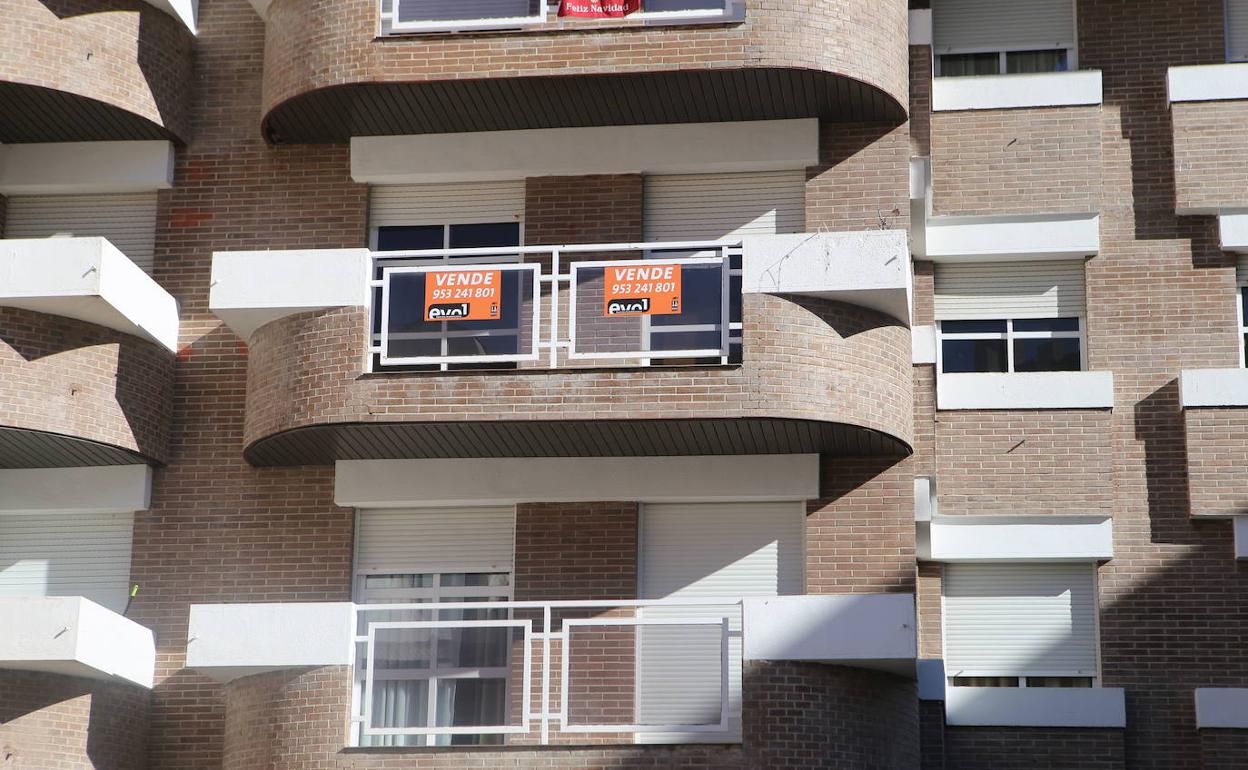 Cartel de 'Se vende' en un edificio en Jaén.