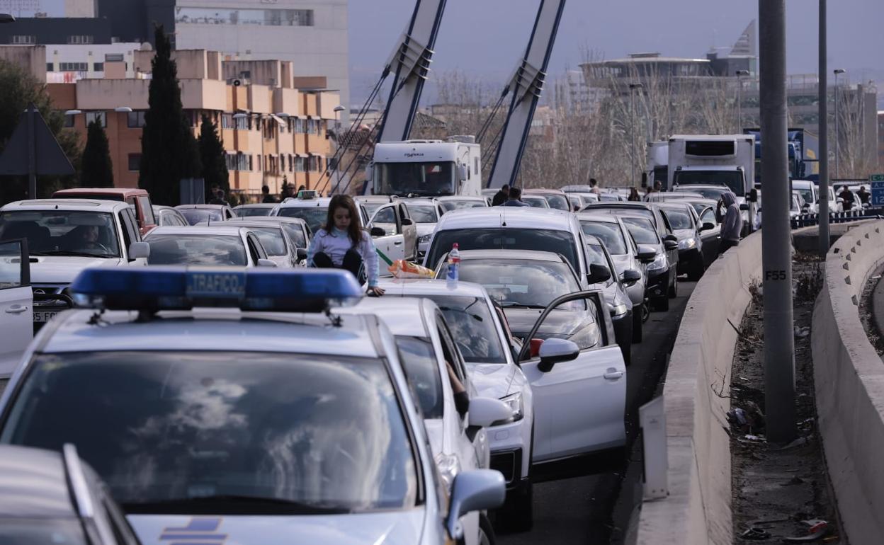 Corte total de la Circunvalación de Granada. 