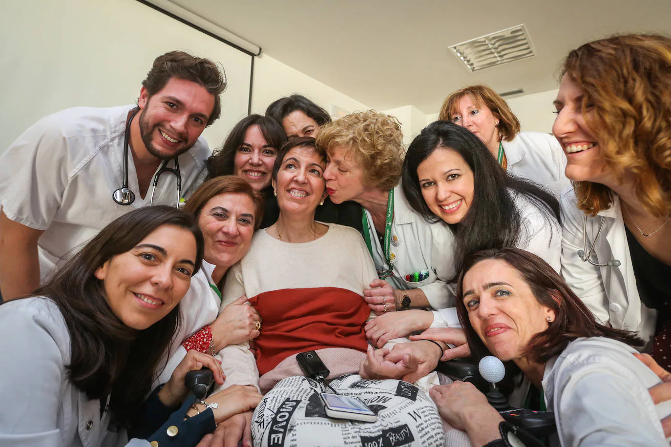 Las médicas y enfermeras de la Unidad Multidisciplinar Ela (Umela) rodean a María José Díaz, paciente y autora del libro de recetas
