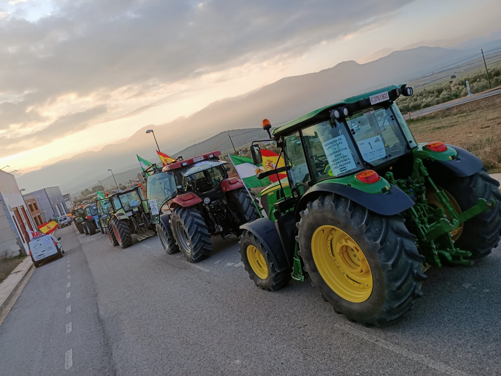 La marcha en la que participan 500 tractores y unos diez mil manifestantes llegados en 200 autobuses altera por completo la rutina de la ciudad