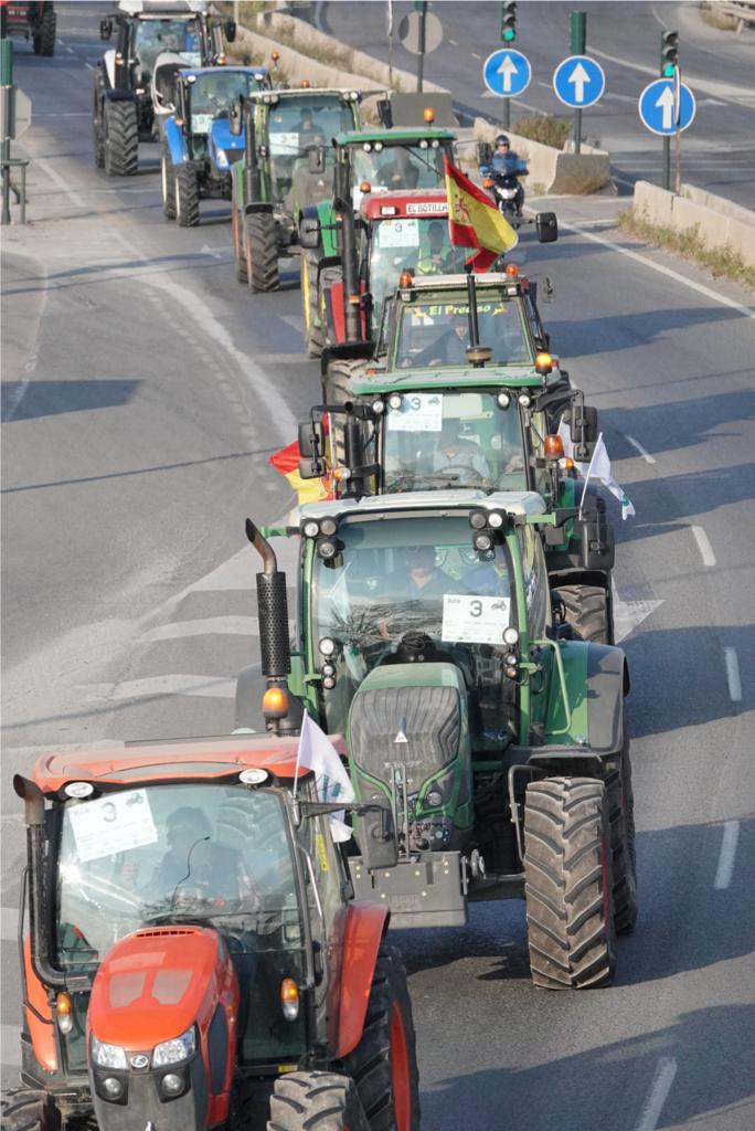 La marcha en la que participan 500 tractores y unos diez mil manifestantes llegados en 200 autobuses altera por completo la rutina de la ciudad