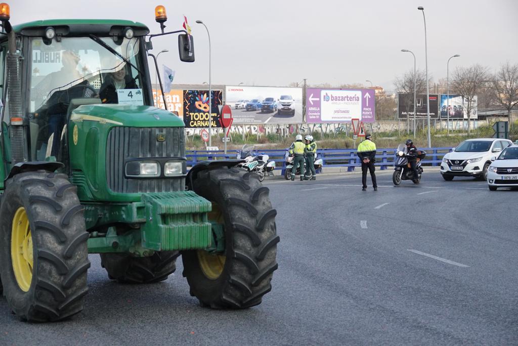 La marcha en la que participan 500 tractores y unos diez mil manifestantes llegados en 200 autobuses altera por completo la rutina de la ciudad