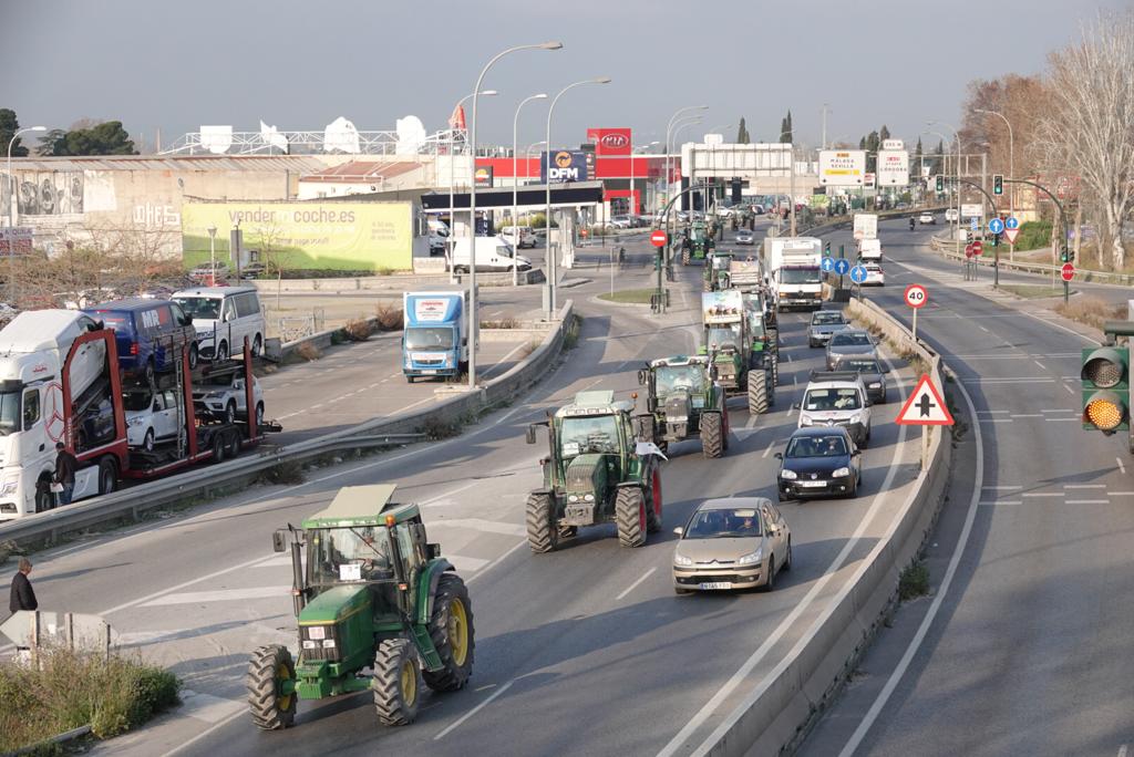 La marcha en la que participan 500 tractores y unos diez mil manifestantes llegados en 200 autobuses altera por completo la rutina de la ciudad
