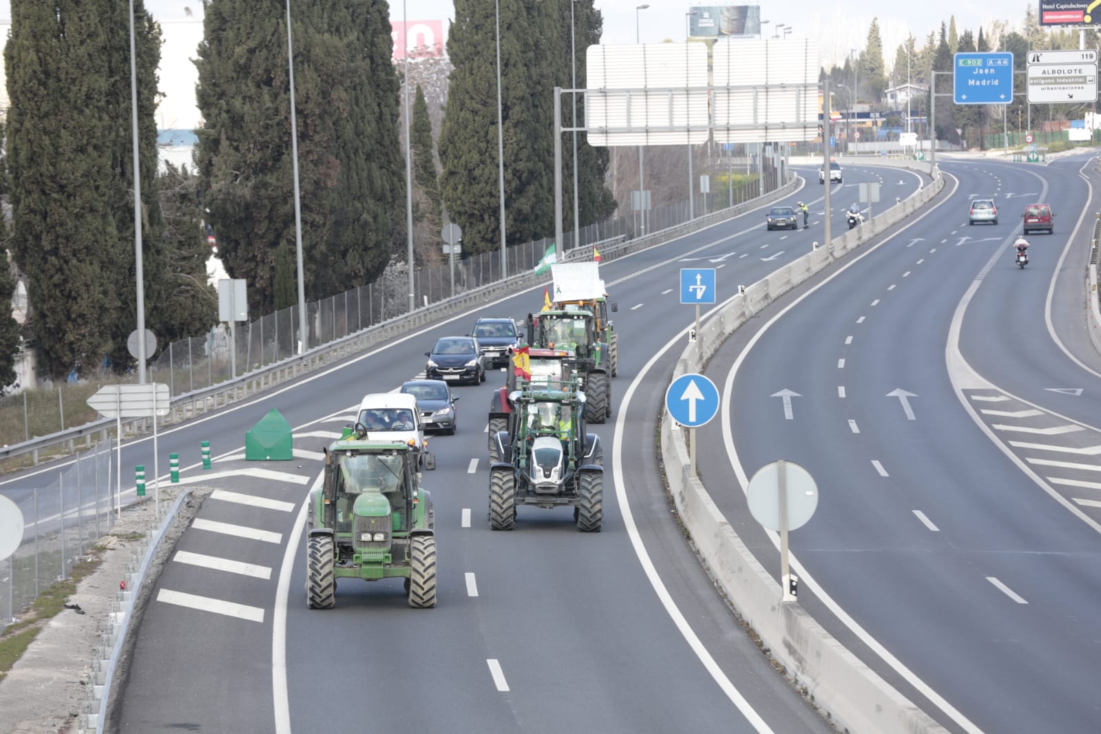 La marcha en la que participan 500 tractores y unos diez mil manifestantes llegados en 200 autobuses altera por completo la rutina de la ciudad