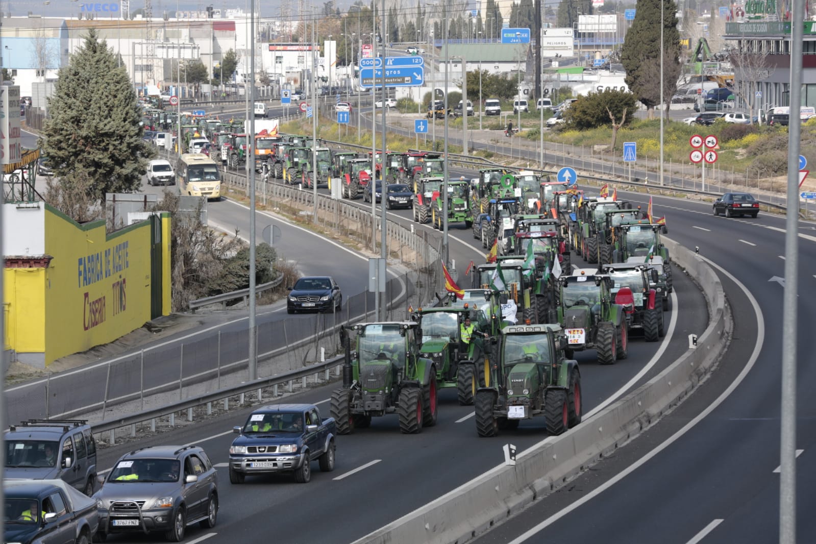La marcha en la que participan 500 tractores y unos diez mil manifestantes llegados en 200 autobuses altera por completo la rutina de la ciudad