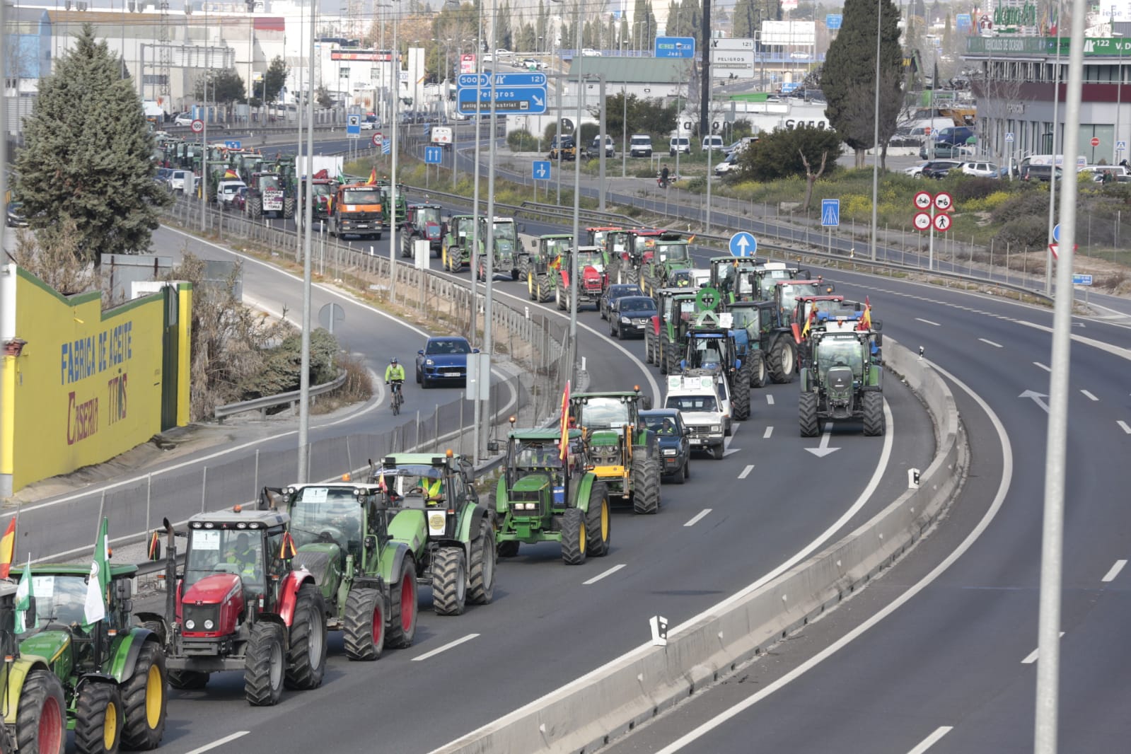 La marcha en la que participan 500 tractores y unos diez mil manifestantes llegados en 200 autobuses altera por completo la rutina de la ciudad