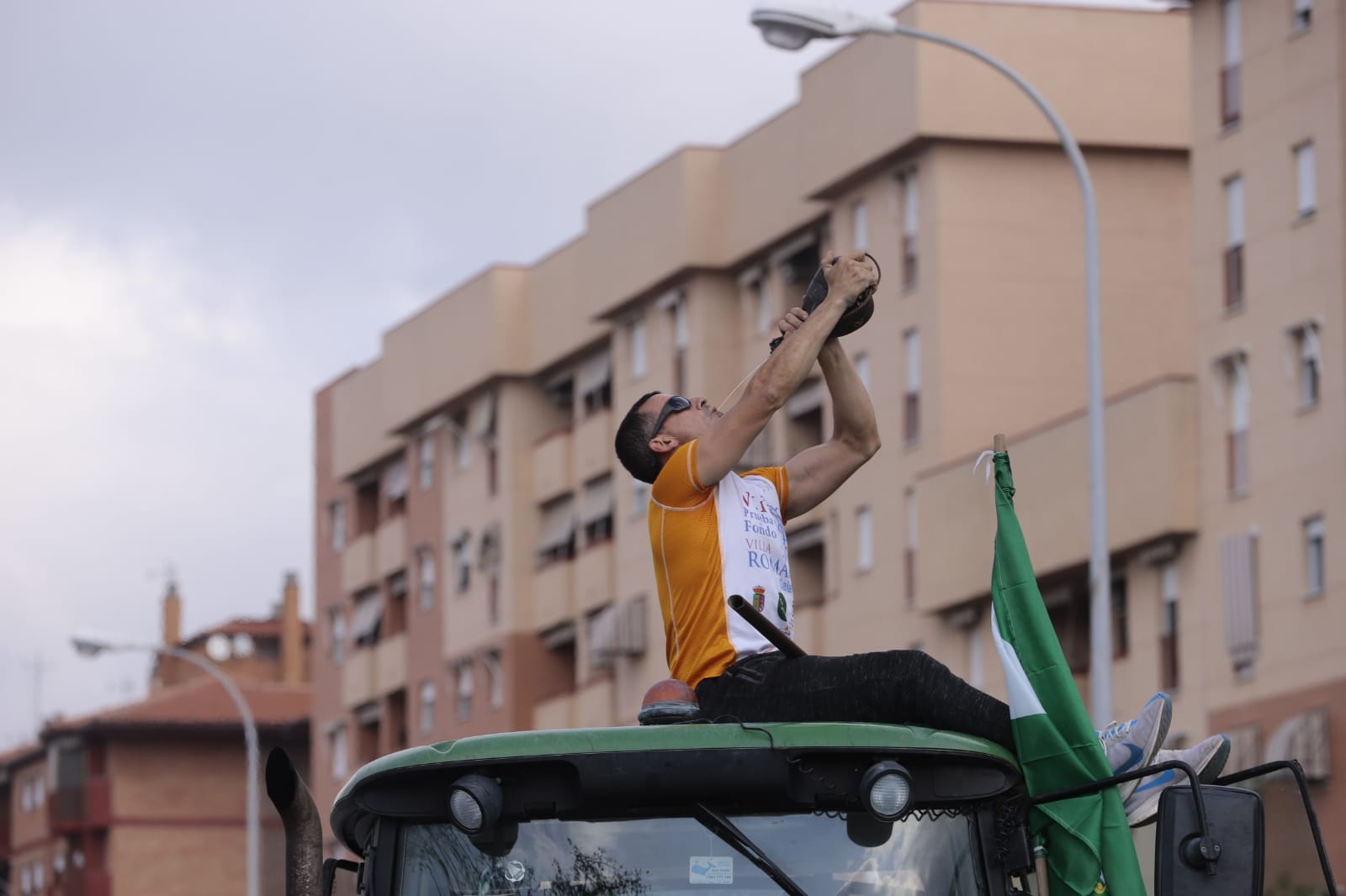 La marcha en la que participan 500 tractores y unos diez mil manifestantes llegados en 200 autobuses altera por completo la rutina de la ciudad