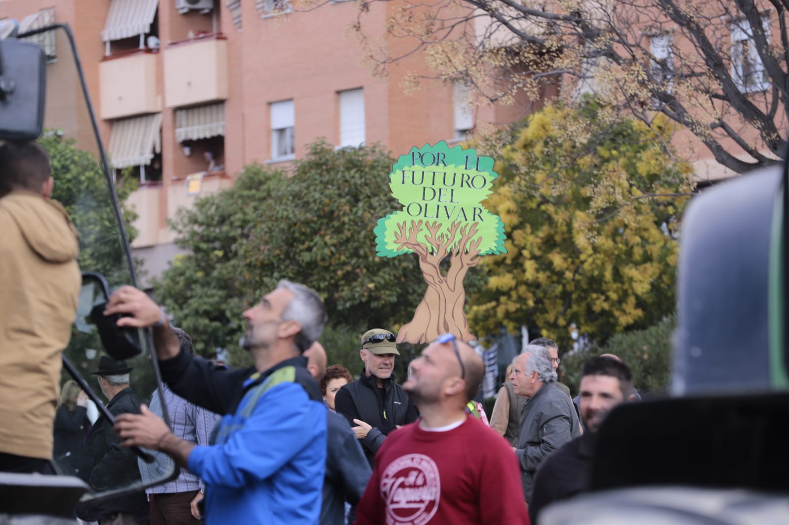 La marcha en la que participan 500 tractores y unos diez mil manifestantes llegados en 200 autobuses altera por completo la rutina de la ciudad