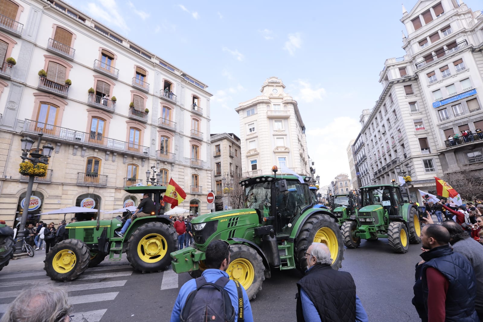 La marcha en la que participan 750 tractores y unos diez mil manifestantes llegados en 200 autobuses altera por completo la rutina de la ciudad