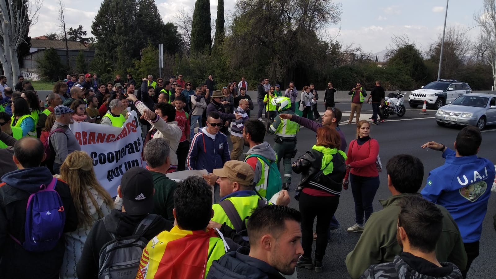 La marcha en la que participan 750 tractores y unos diez mil manifestantes llegados en 200 autobuses altera por completo la rutina de la ciudad