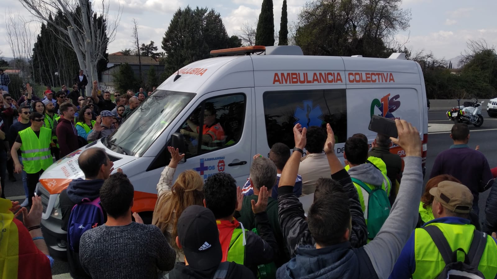La marcha en la que participan 750 tractores y unos diez mil manifestantes llegados en 200 autobuses altera por completo la rutina de la ciudad