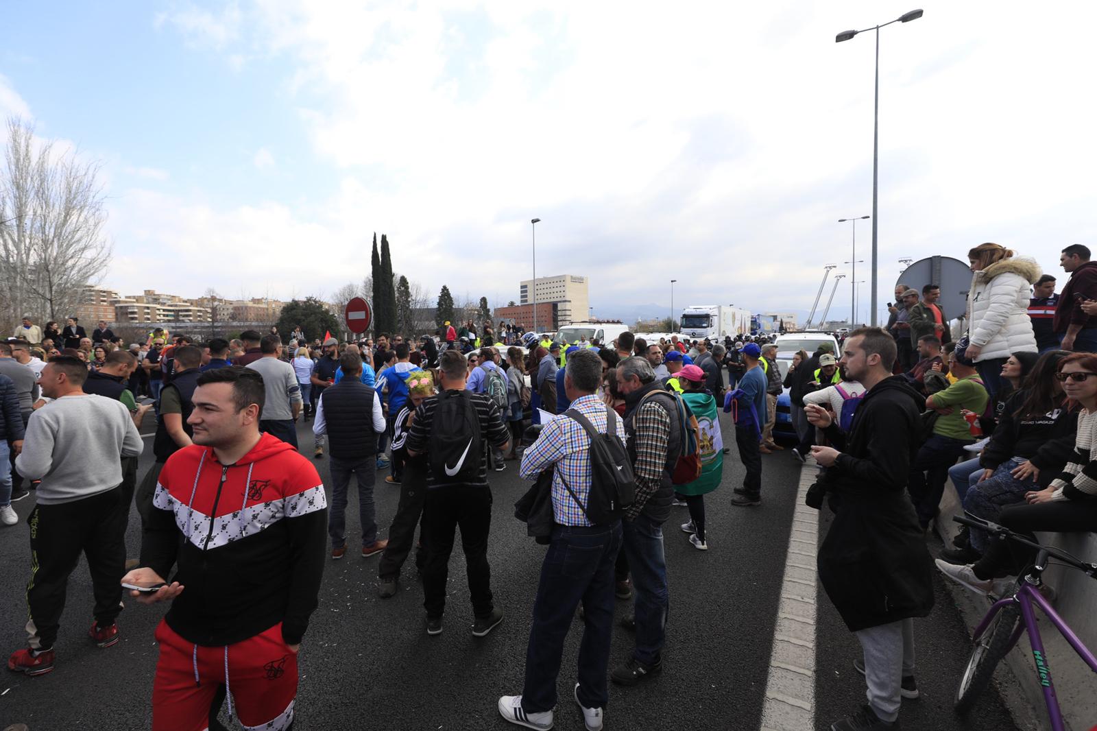 La marcha en la que participan 750 tractores y unos diez mil manifestantes llegados en 200 autobuses altera por completo la rutina de la ciudad