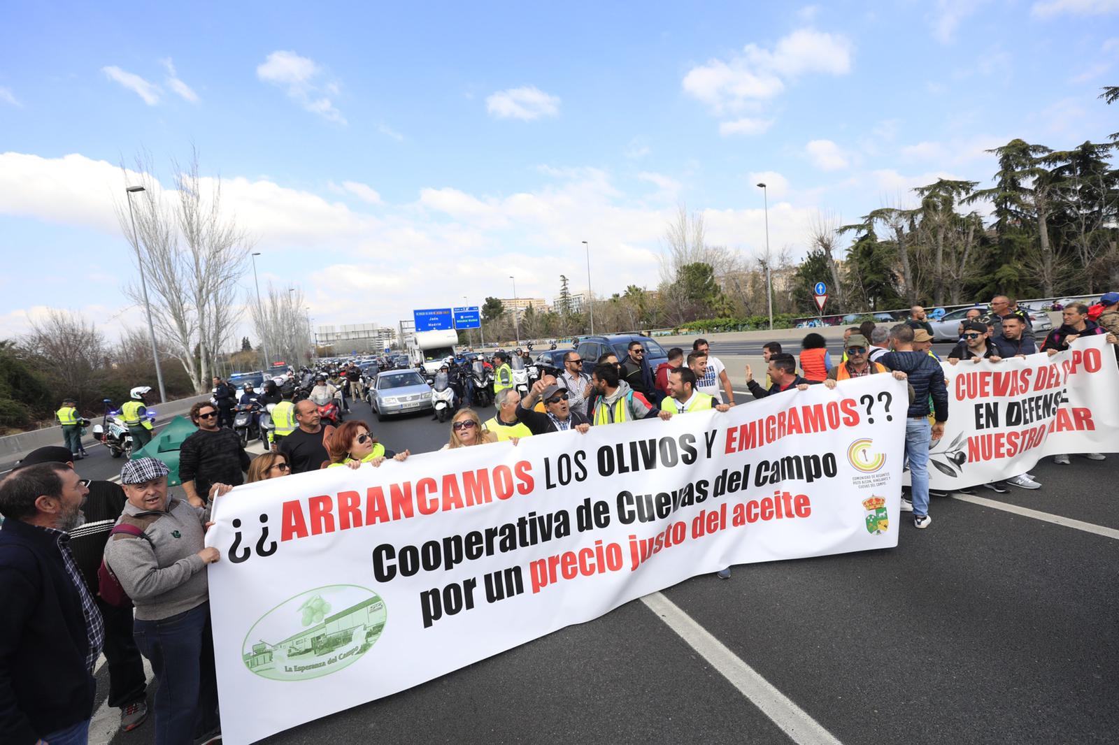 La marcha en la que participan 750 tractores y unos diez mil manifestantes llegados en 200 autobuses altera por completo la rutina de la ciudad
