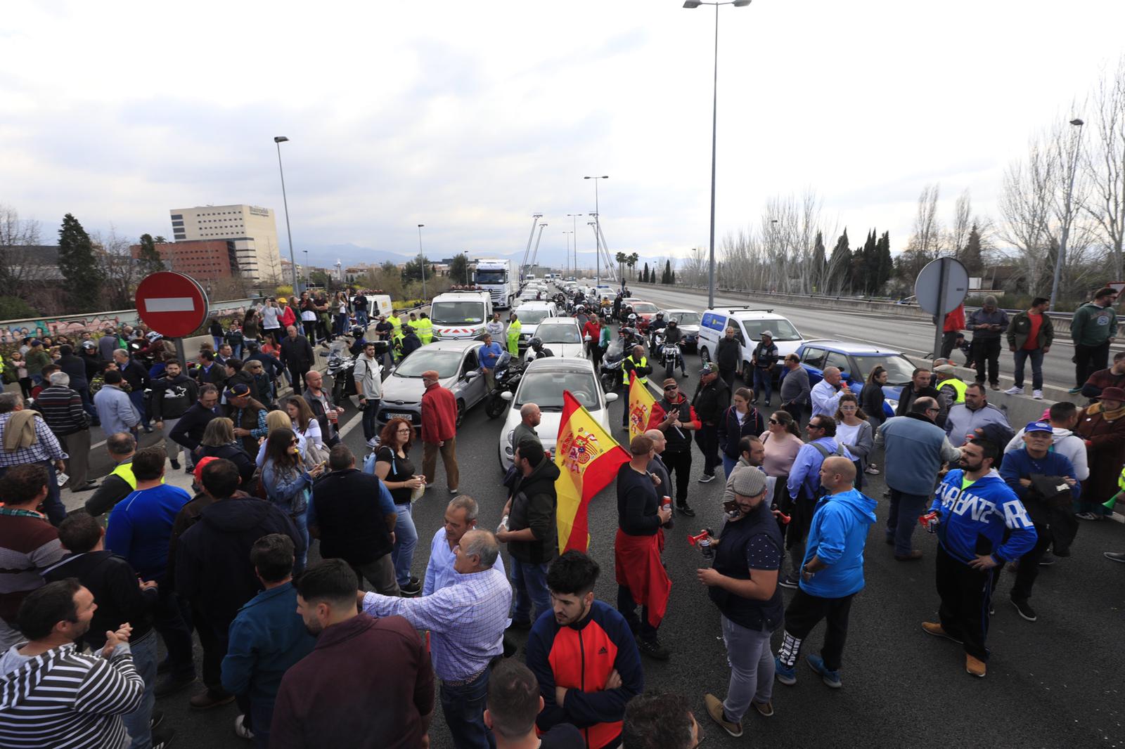 La marcha en la que participan 750 tractores y unos diez mil manifestantes llegados en 200 autobuses altera por completo la rutina de la ciudad
