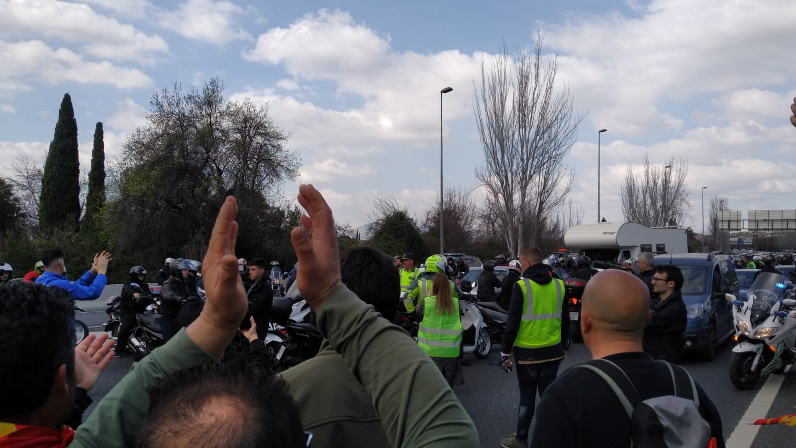 La marcha en la que participan 750 tractores y unos diez mil manifestantes llegados en 200 autobuses altera por completo la rutina de la ciudad
