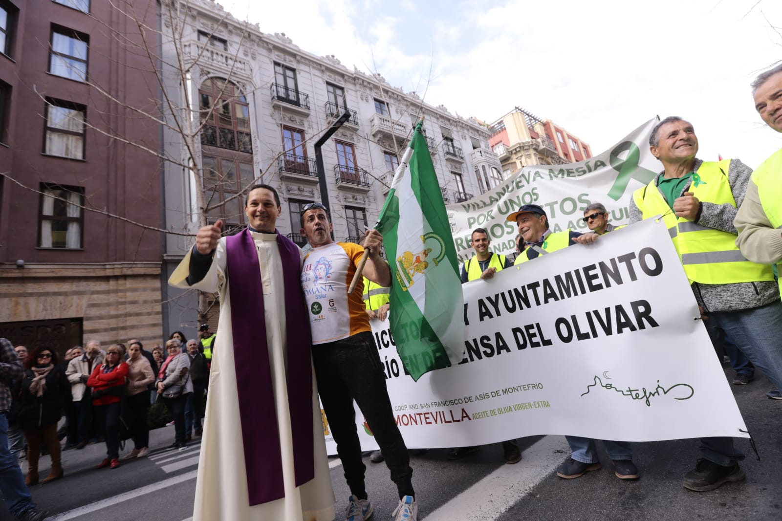 La marcha en la que participan 750 tractores y unos diez mil manifestantes llegados en 200 autobuses altera por completo la rutina de la ciudad