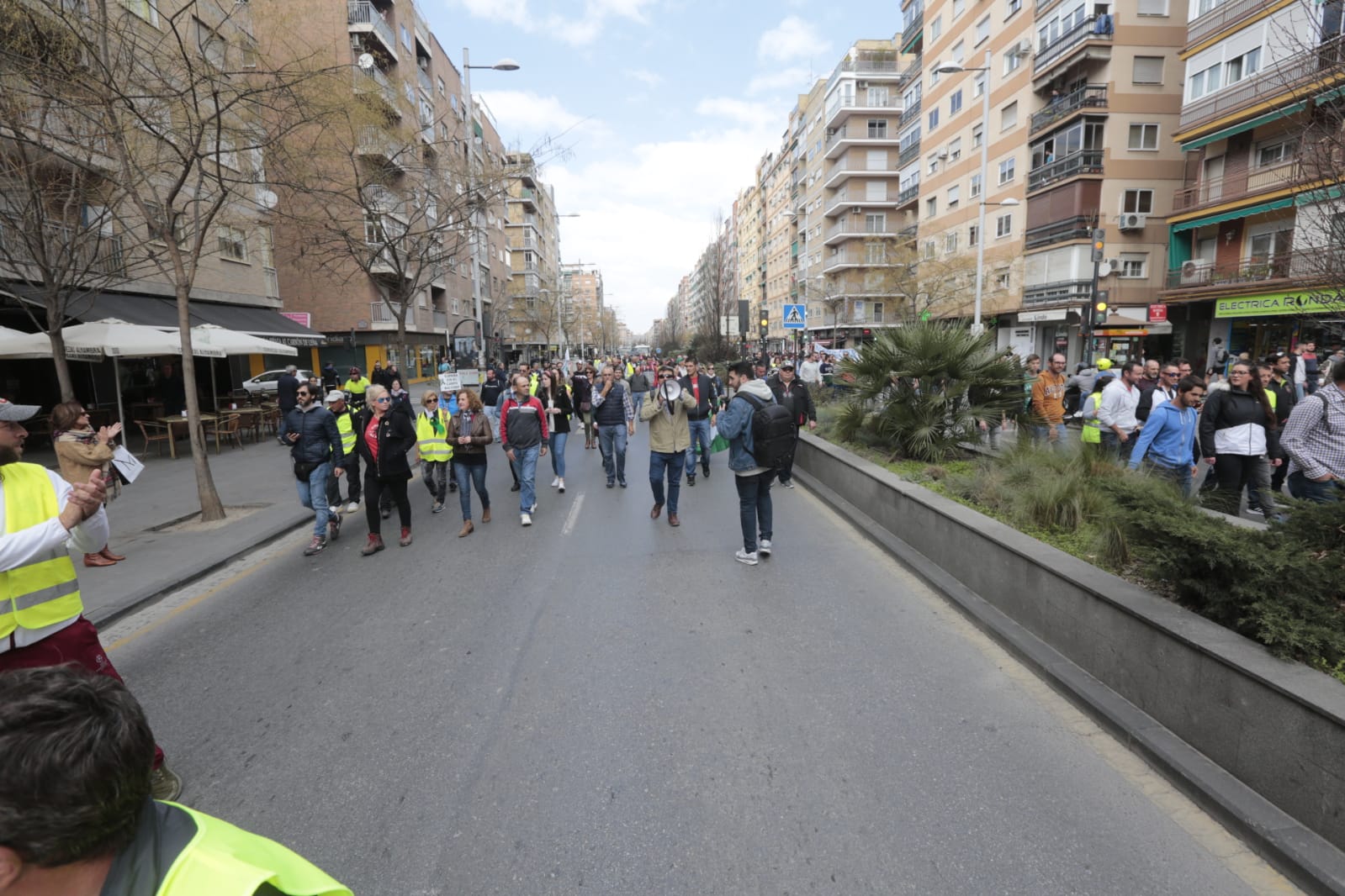 La marcha en la que participan 750 tractores y unos diez mil manifestantes llegados en 200 autobuses altera por completo la rutina de la ciudad
