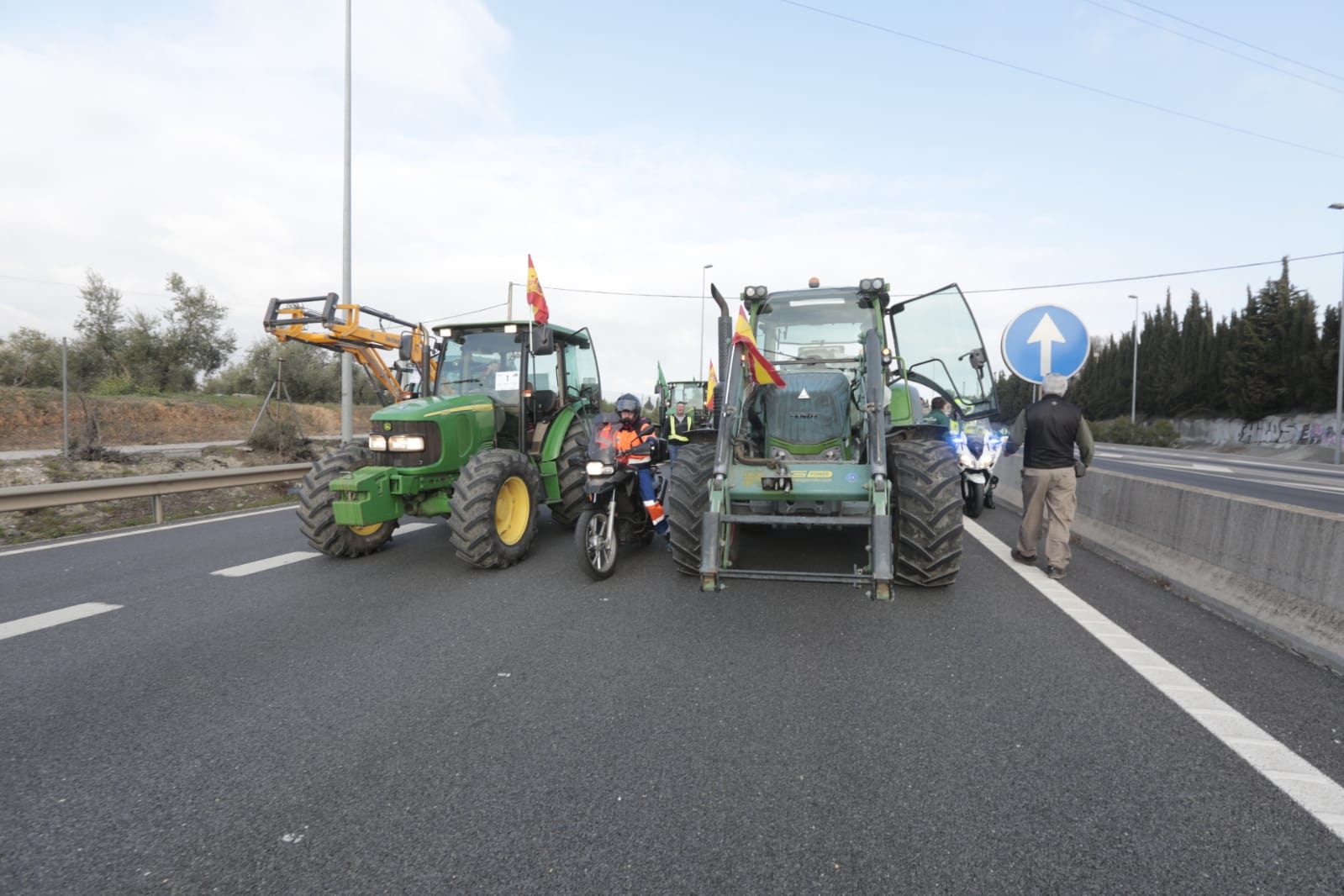 La marcha en la que participan 500 tractores y unos diez mil manifestantes llegados en 200 autobuses altera por completo la rutina de la ciudad