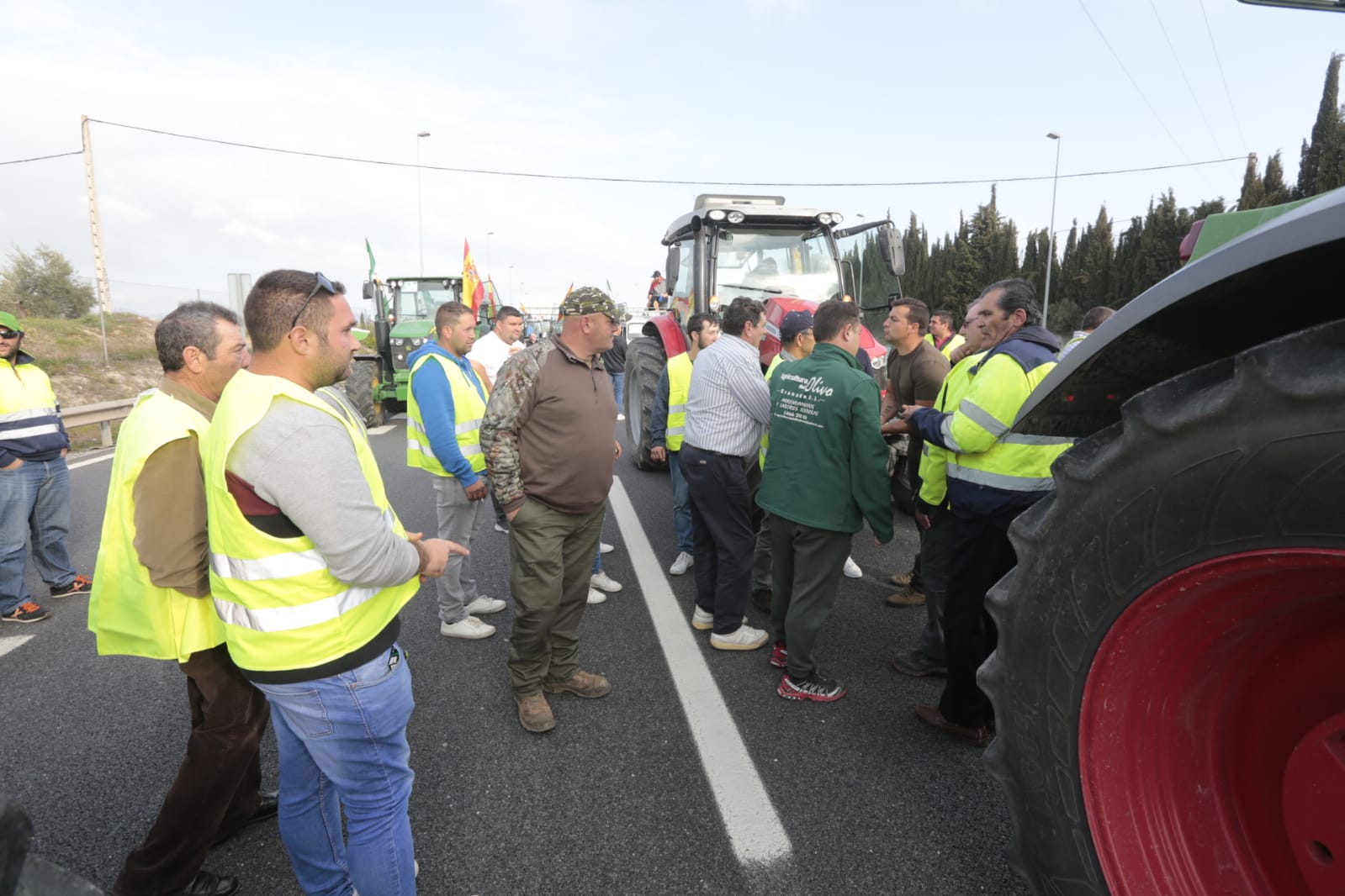 La marcha en la que participan 500 tractores y unos diez mil manifestantes llegados en 200 autobuses altera por completo la rutina de la ciudad