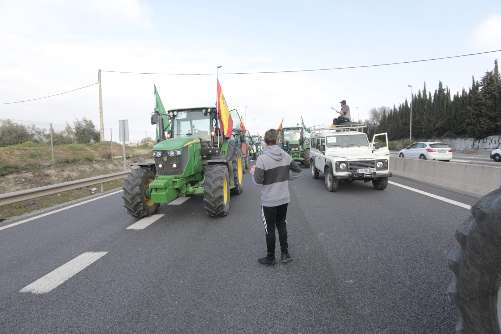 La marcha en la que participan 500 tractores y unos diez mil manifestantes llegados en 200 autobuses altera por completo la rutina de la ciudad