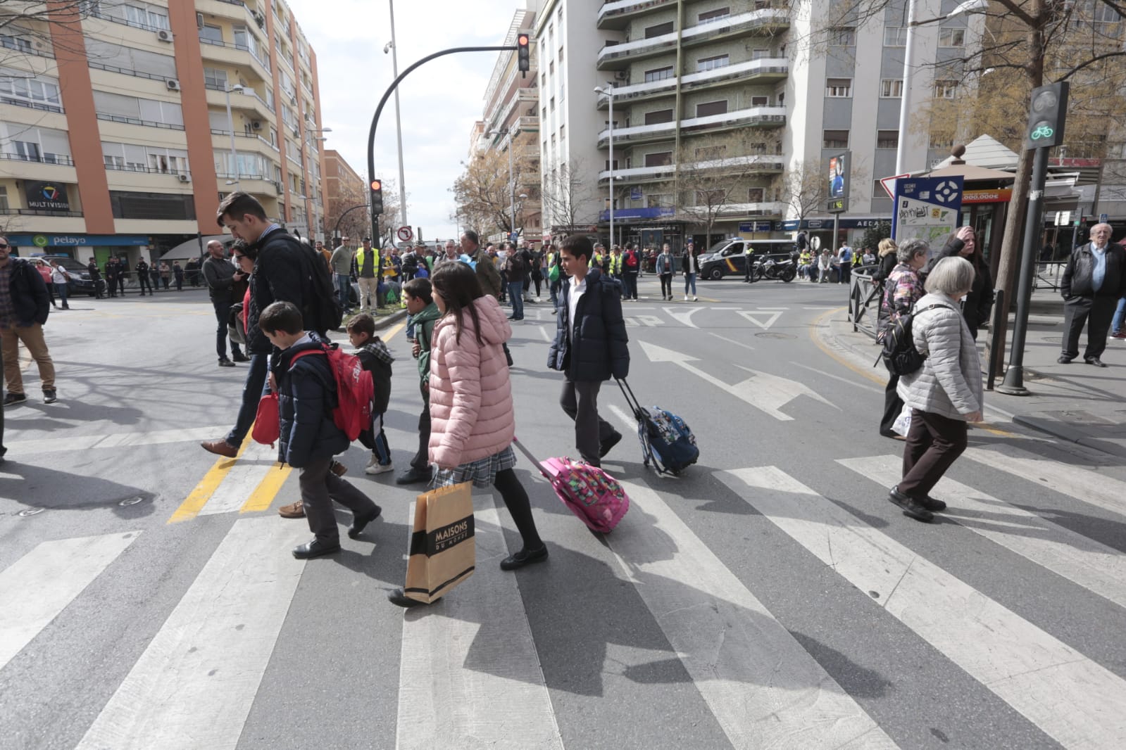 La marcha en la que participan 750 tractores y unos diez mil manifestantes llegados en 200 autobuses altera por completo la rutina de la ciudad