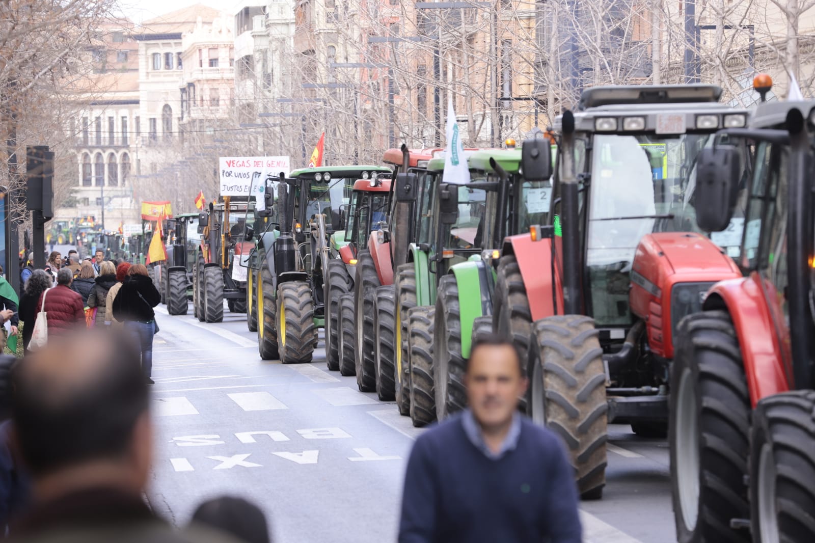 La marcha en la que participan 750 tractores y unos diez mil manifestantes llegados en 200 autobuses altera por completo la rutina de la ciudad