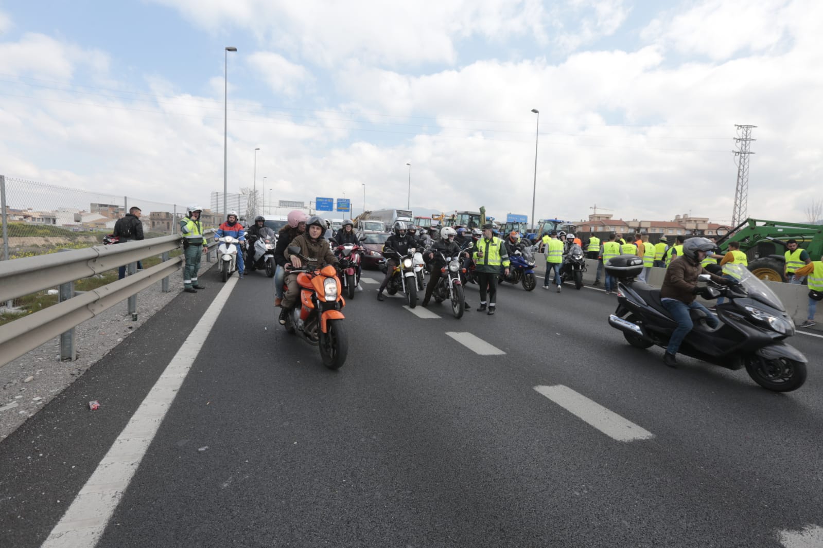 La marcha en la que participan 750 tractores y unos diez mil manifestantes llegados en 200 autobuses altera por completo la rutina de la ciudad