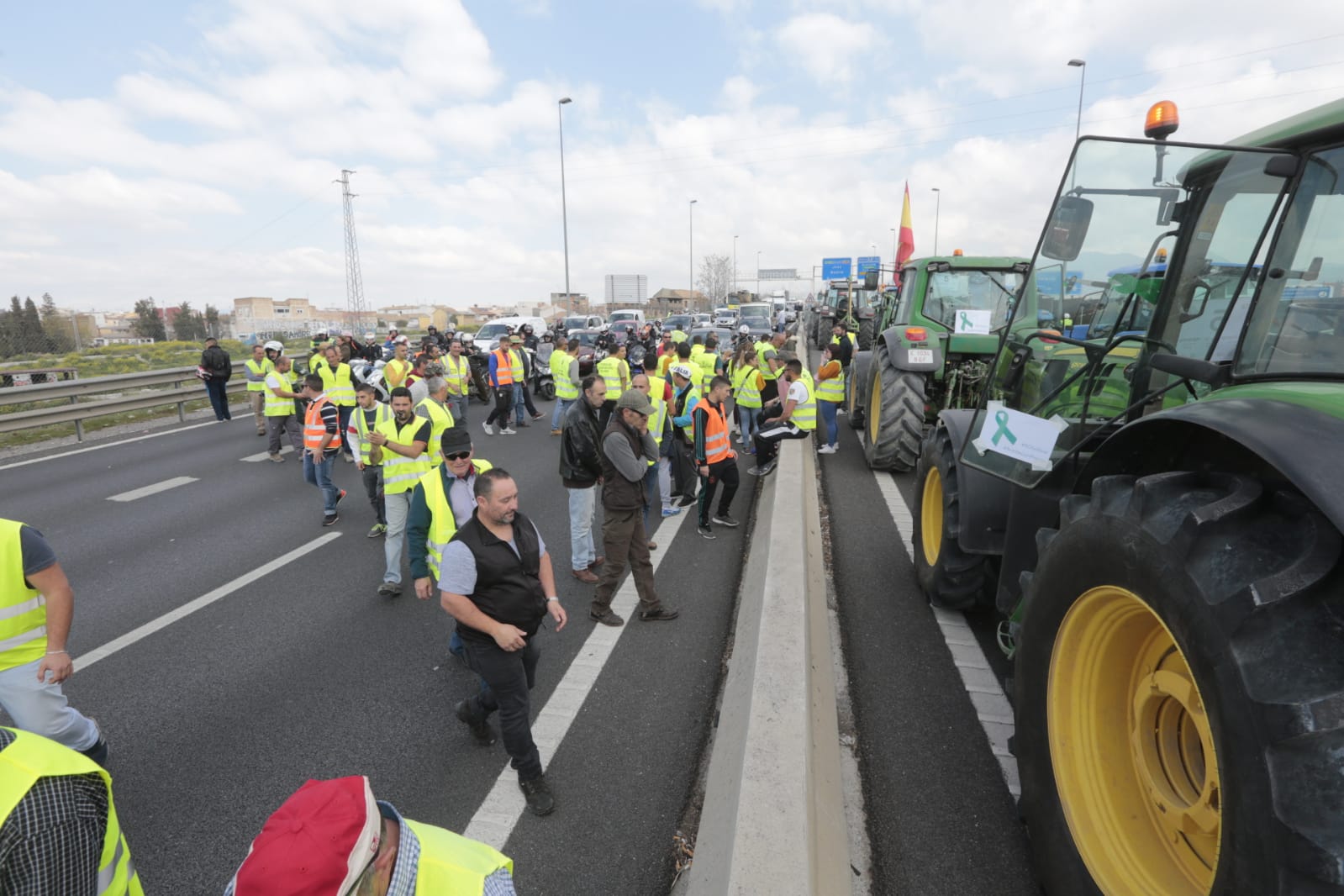 La marcha en la que participan 750 tractores y unos diez mil manifestantes llegados en 200 autobuses altera por completo la rutina de la ciudad