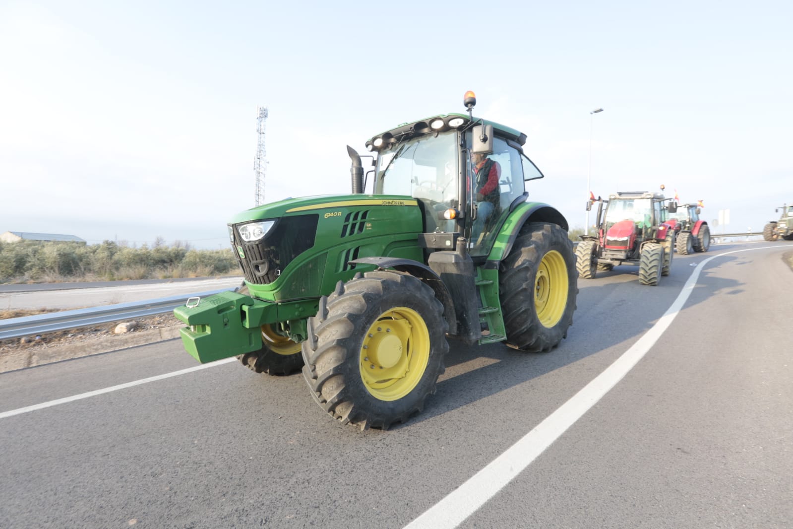 La marcha en la que participan 500 tractores y unos diez mil manifestantes llegados en 200 autobuses altera por completo la rutina de la ciudad