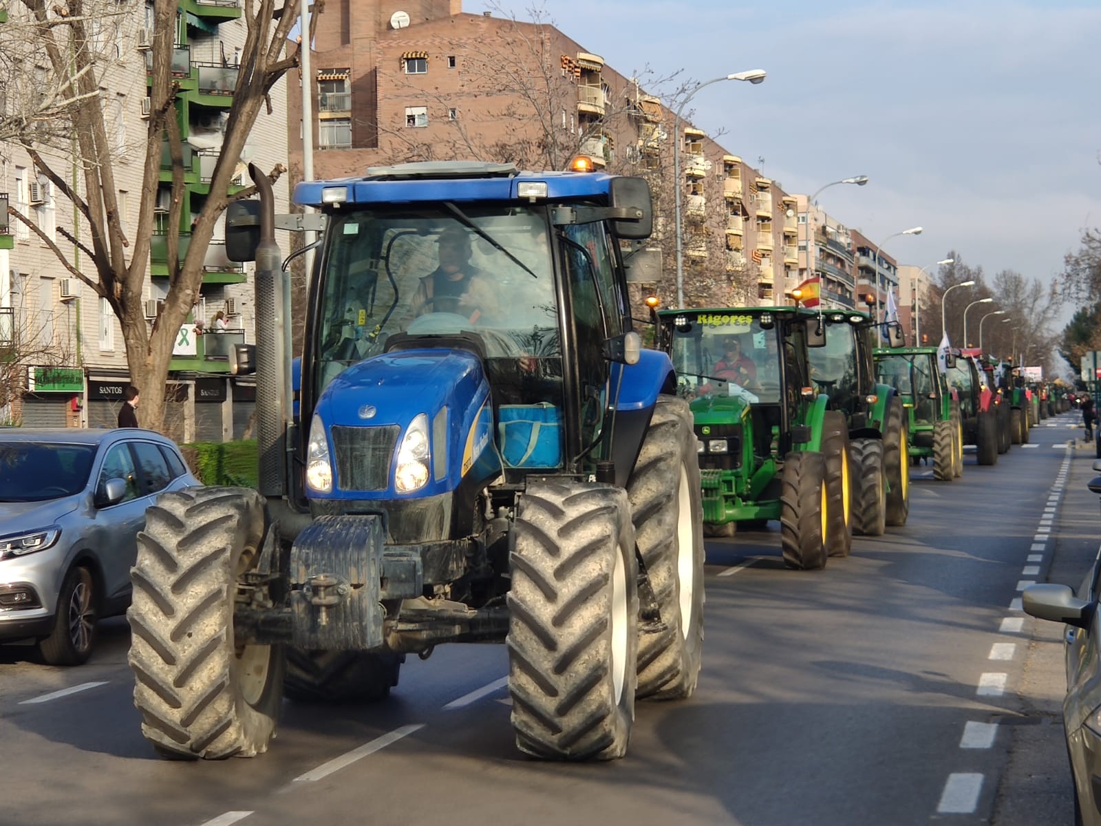 La marcha en la que participan 500 tractores y unos diez mil manifestantes llegados en 200 autobuses altera por completo la rutina de la ciudad