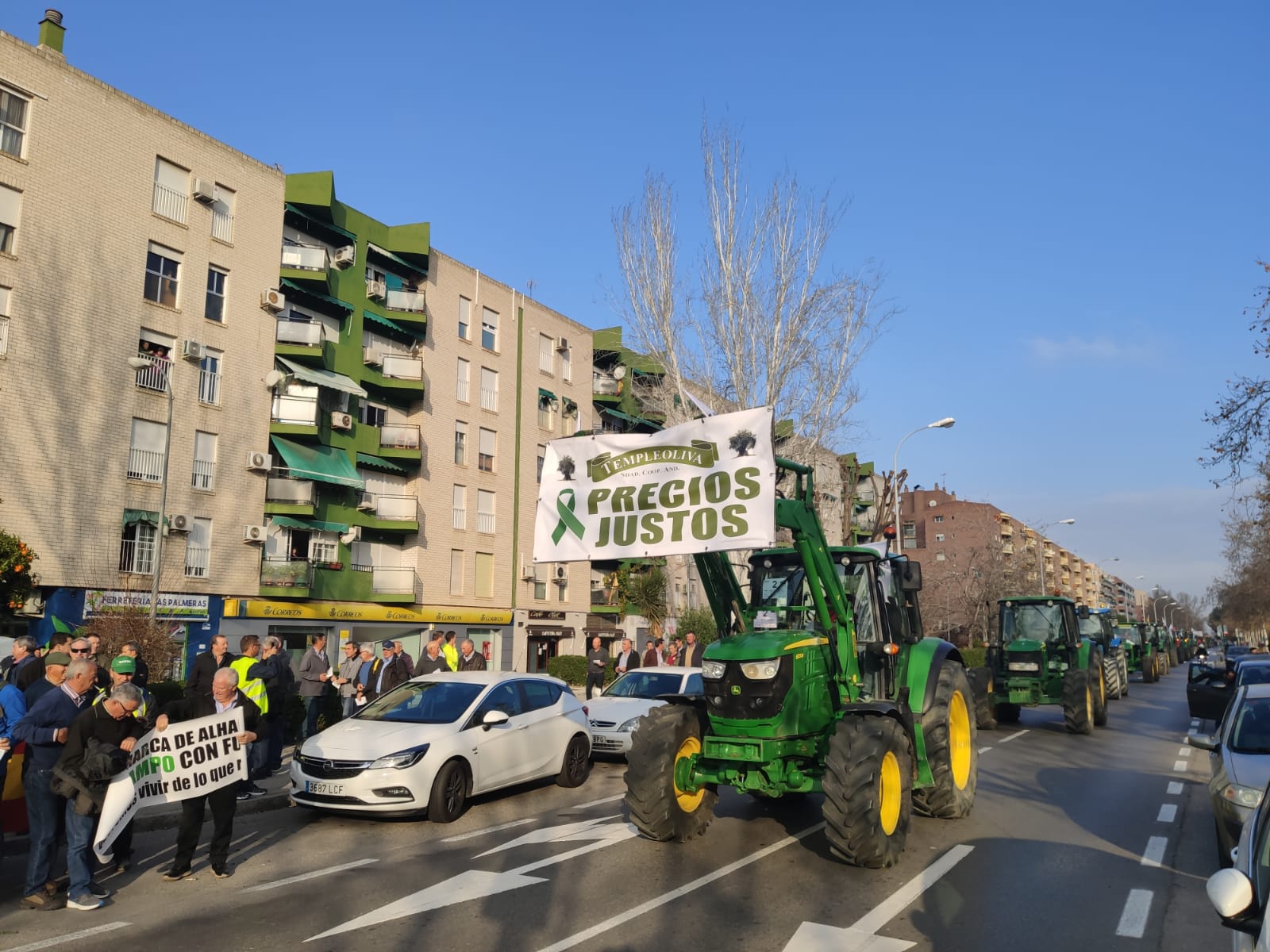 La marcha en la que participan 500 tractores y unos diez mil manifestantes llegados en 200 autobuses altera por completo la rutina de la ciudad