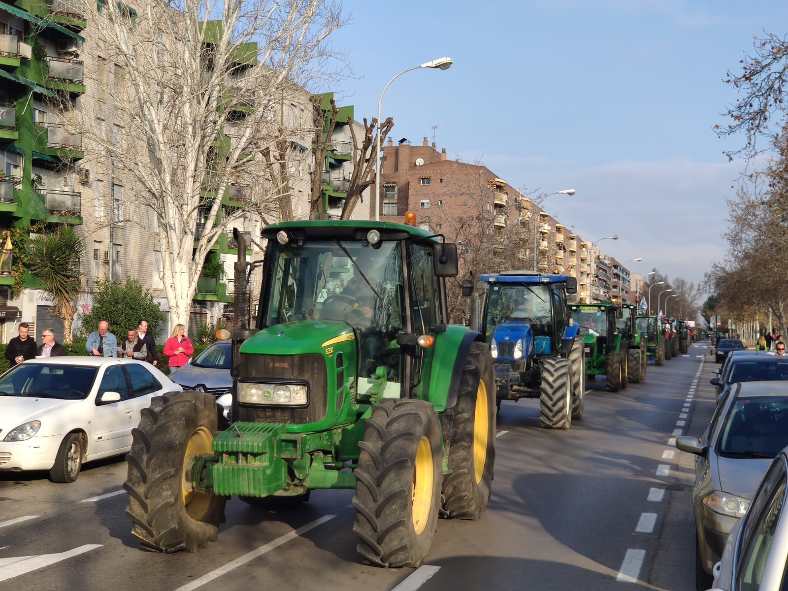 La marcha en la que participan 500 tractores y unos diez mil manifestantes llegados en 200 autobuses altera por completo la rutina de la ciudad