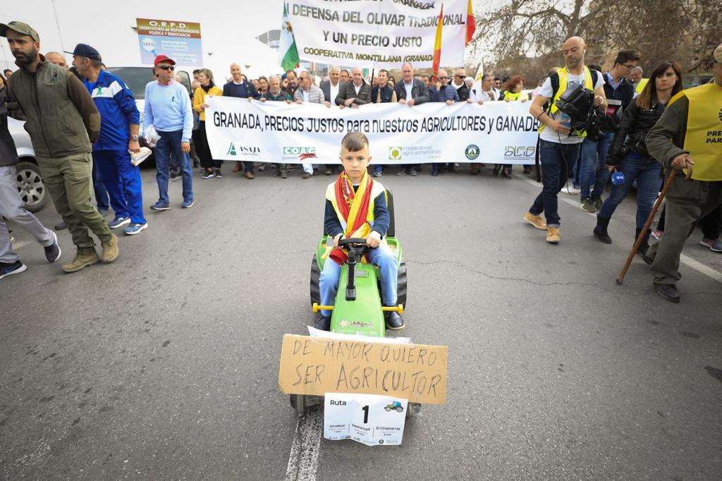 La marcha en la que participan 500 tractores y unos diez mil manifestantes llegados en 200 autobuses altera por completo la rutina de la ciudad