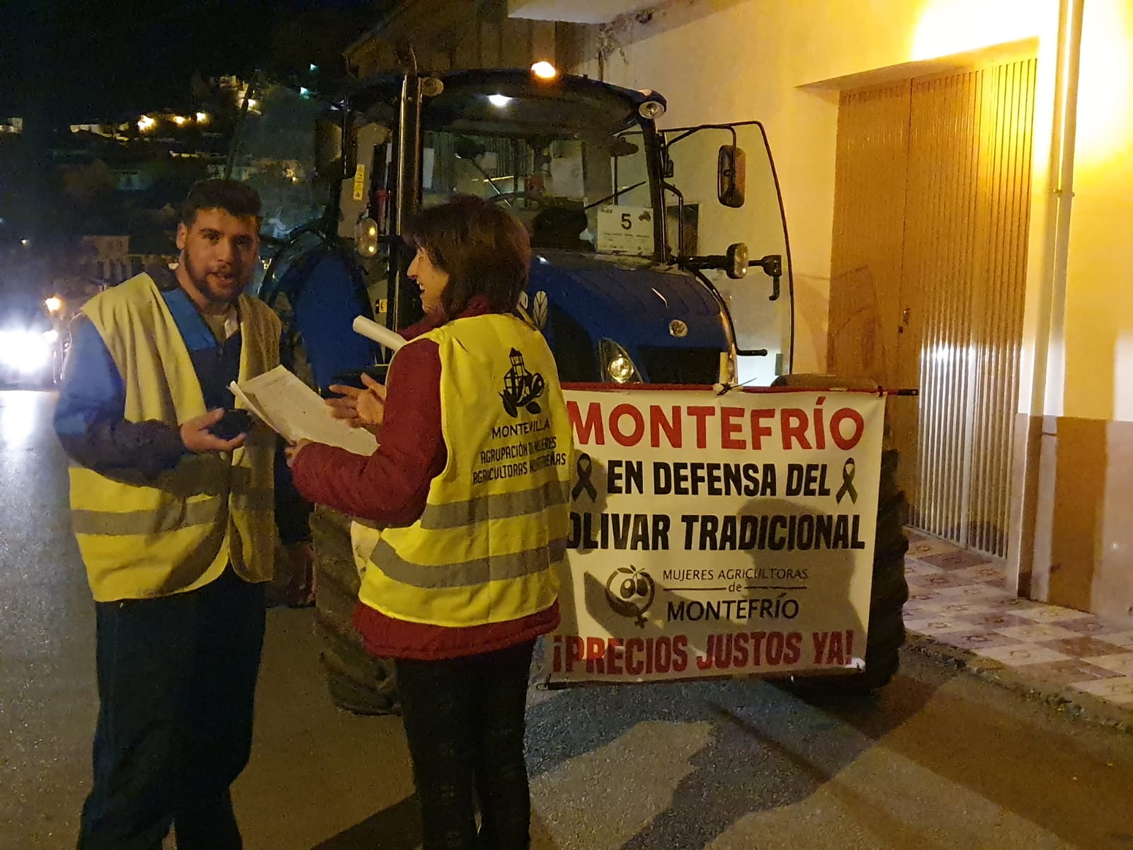 La marcha en la que participan 500 tractores y unos diez mil manifestantes llegados en 200 autobuses altera por completo la rutina de la ciudad
