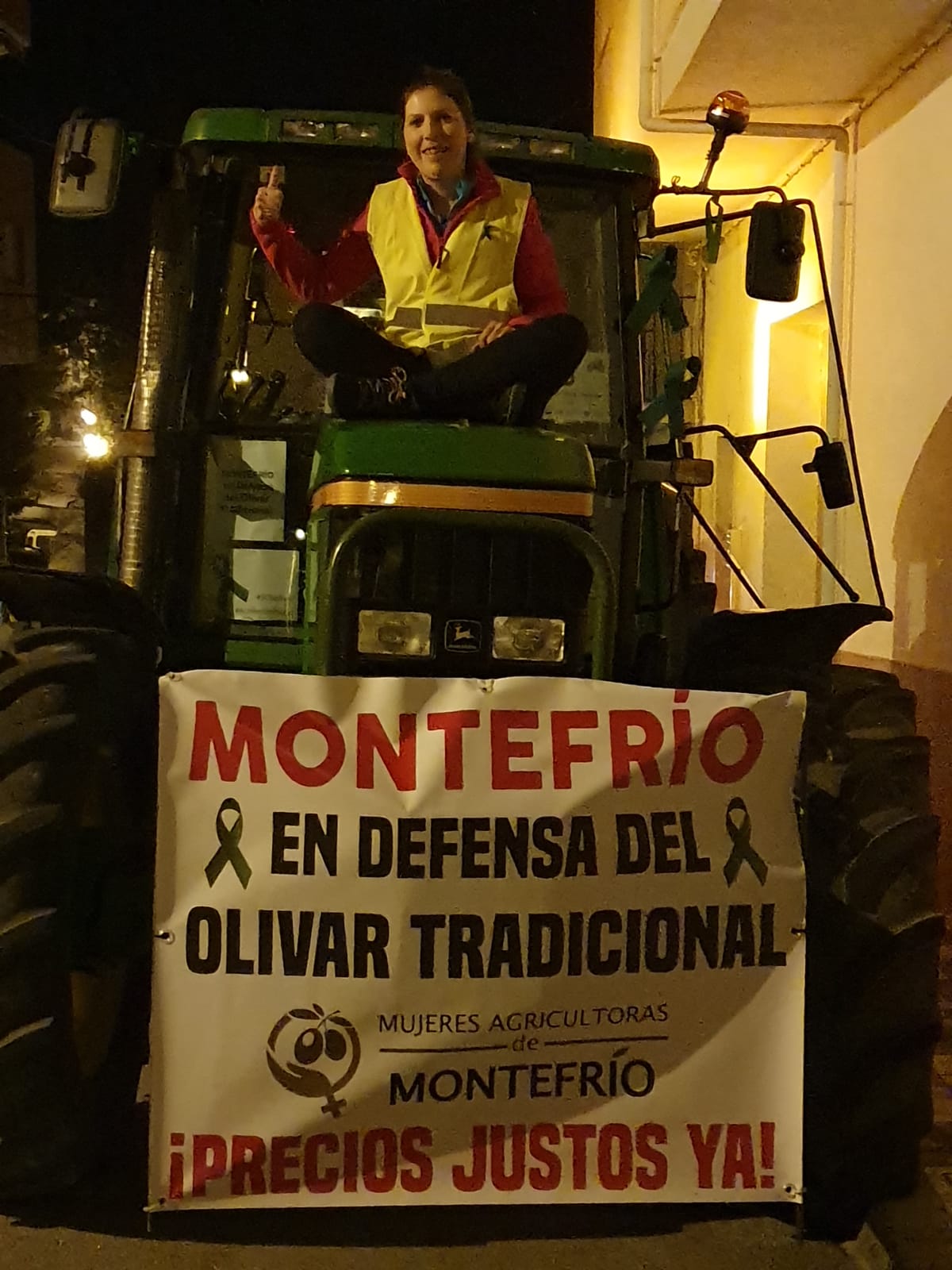 La marcha en la que participan 500 tractores y unos diez mil manifestantes llegados en 200 autobuses altera por completo la rutina de la ciudad