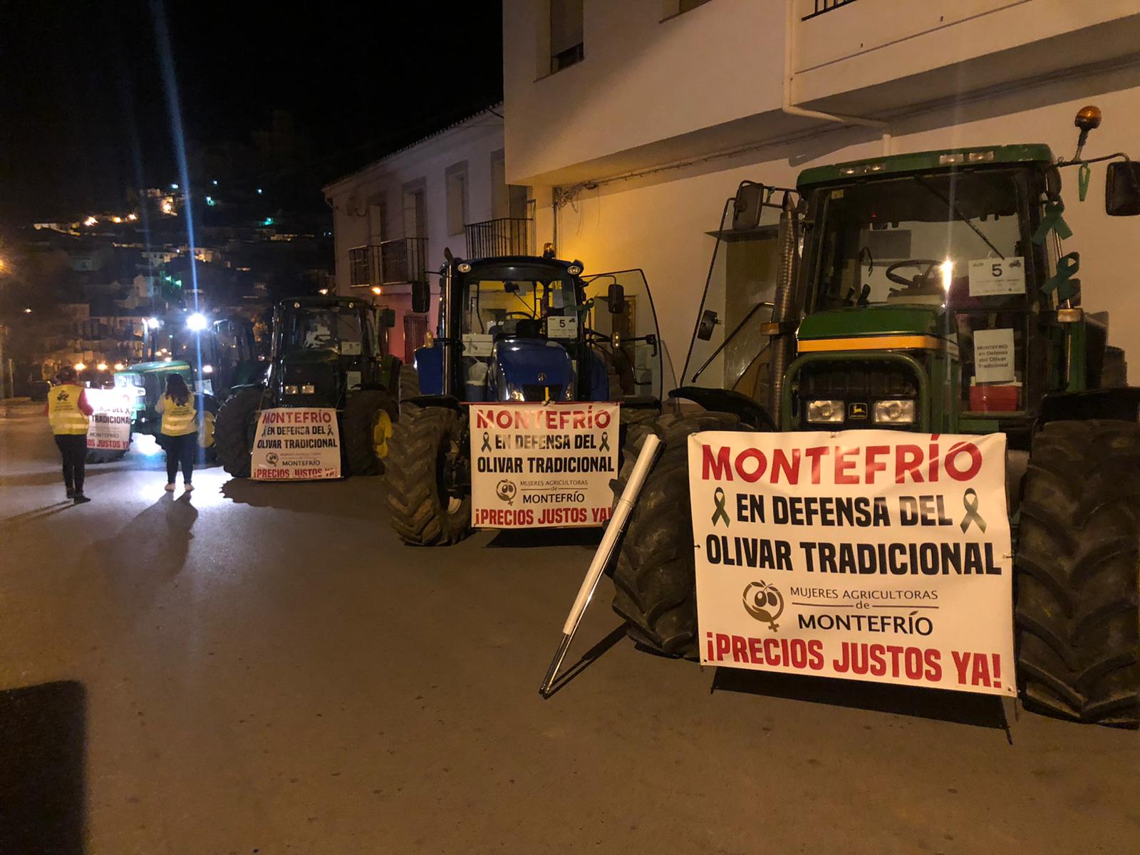 La marcha en la que participan 500 tractores y unos diez mil manifestantes llegados en 200 autobuses altera por completo la rutina de la ciudad