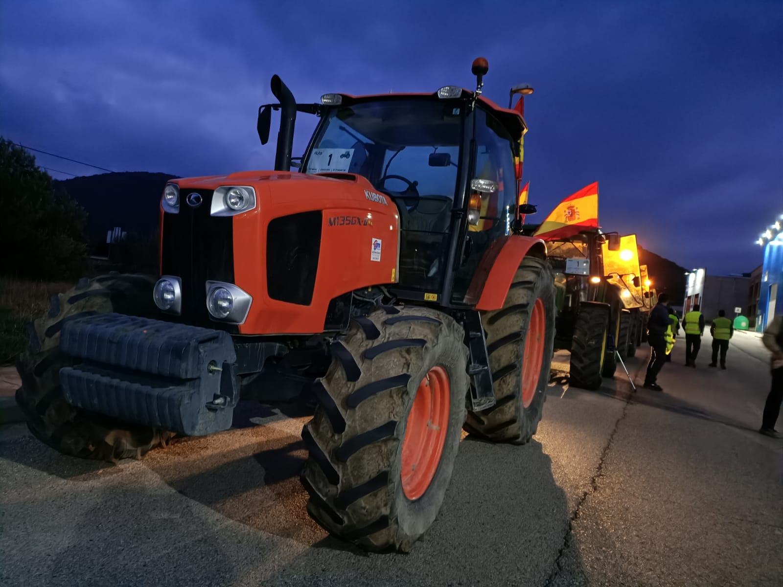 La marcha en la que participan 500 tractores y unos diez mil manifestantes llegados en 200 autobuses altera por completo la rutina de la ciudad
