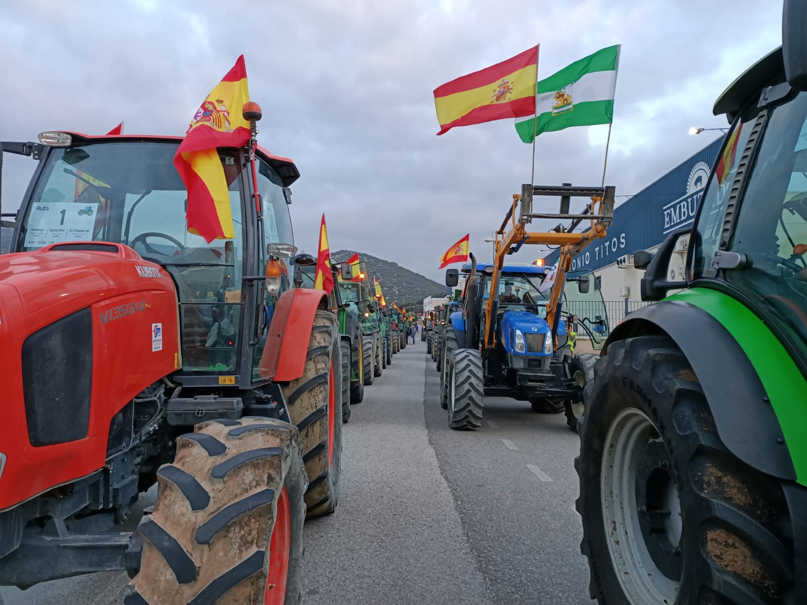 La marcha en la que participan 500 tractores y unos diez mil manifestantes llegados en 200 autobuses altera por completo la rutina de la ciudad