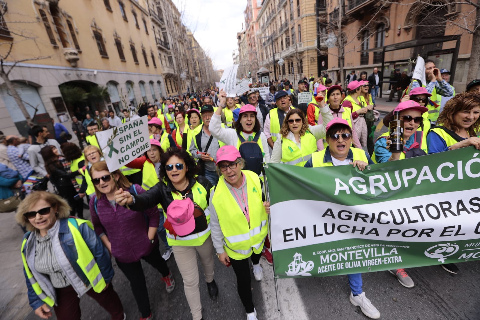 La marcha en la que participan 750 tractores y unos diez mil manifestantes llegados en 200 autobuses altera por completo la rutina de la ciudad
