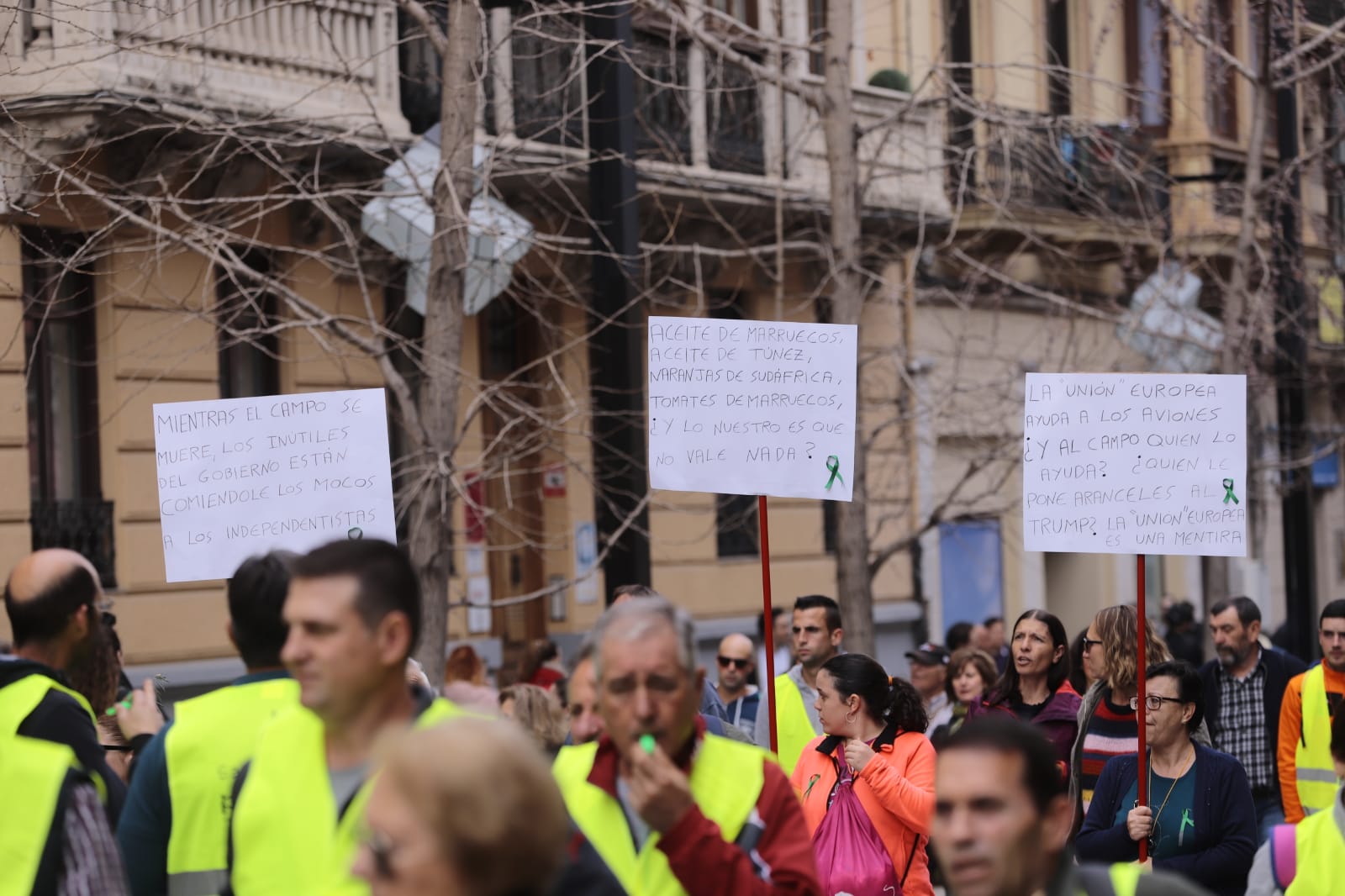 La marcha en la que participan 750 tractores y unos diez mil manifestantes llegados en 200 autobuses altera por completo la rutina de la ciudad