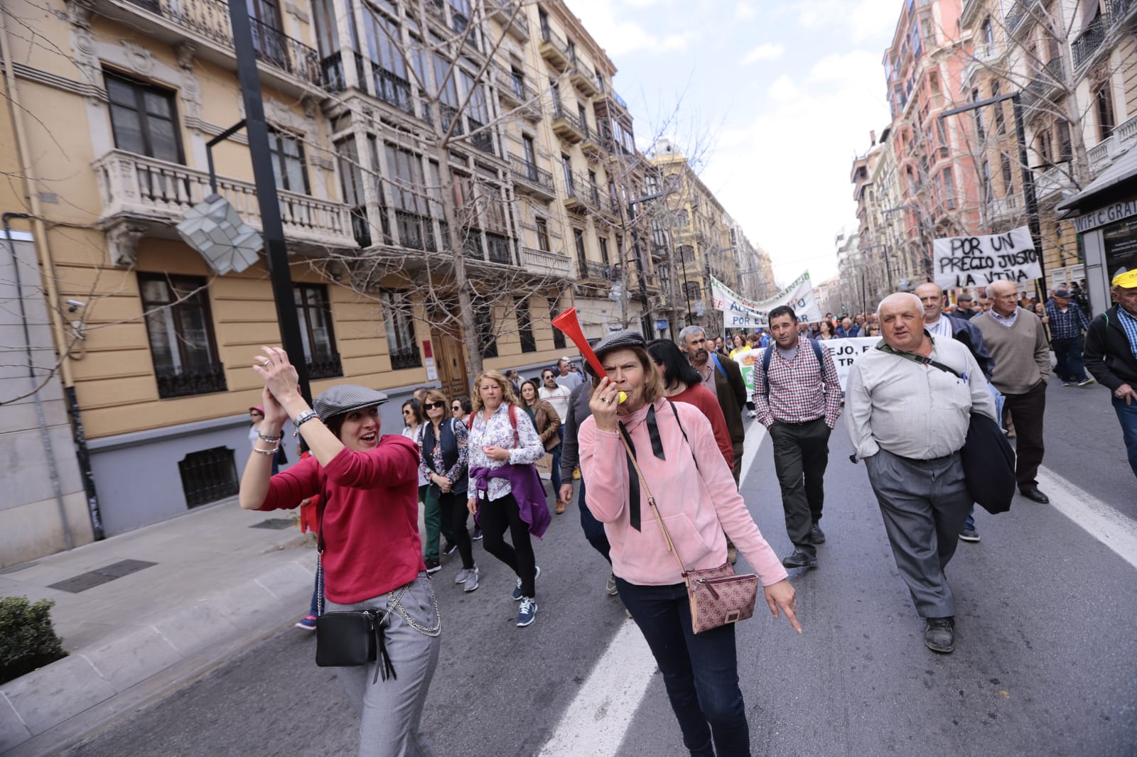 La marcha en la que participan 750 tractores y unos diez mil manifestantes llegados en 200 autobuses altera por completo la rutina de la ciudad