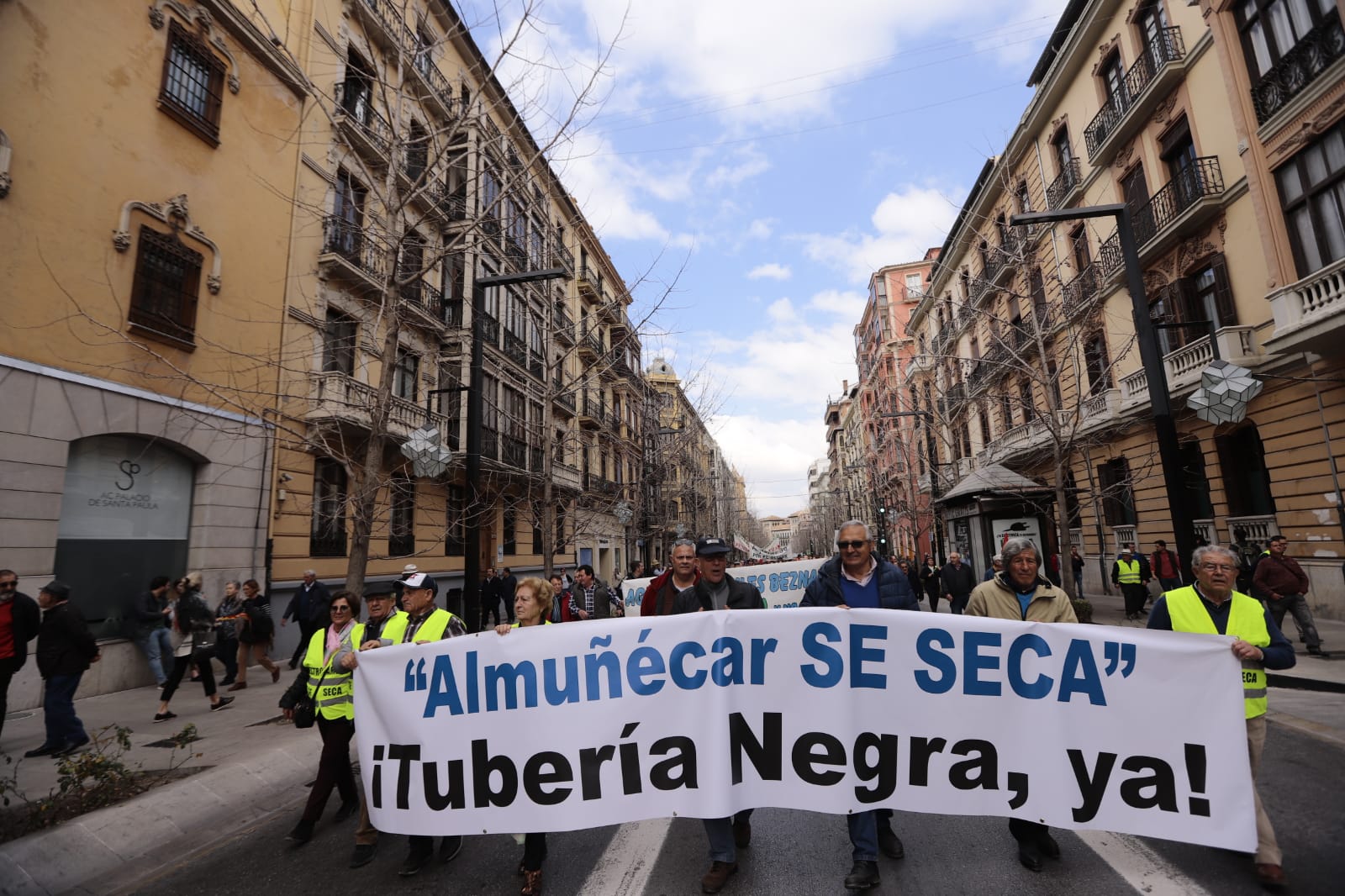 La marcha en la que participan 750 tractores y unos diez mil manifestantes llegados en 200 autobuses altera por completo la rutina de la ciudad
