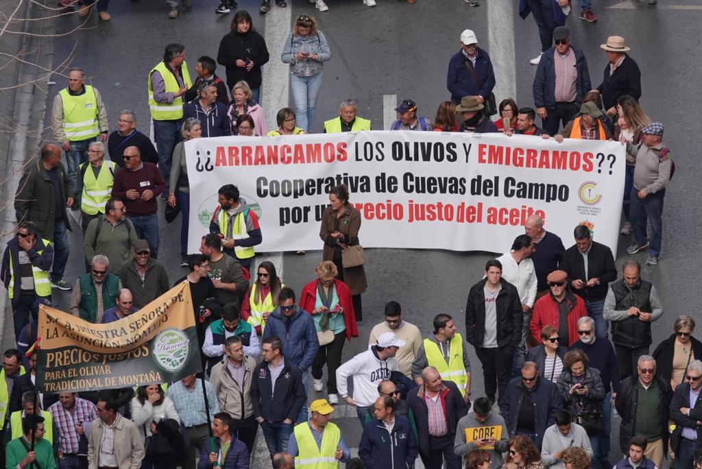 La marcha en la que participan 750 tractores y unos diez mil manifestantes llegados en 200 autobuses altera por completo la rutina de la ciudad