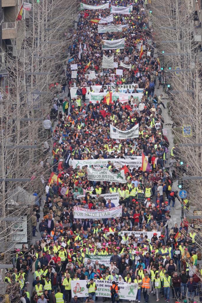 La marcha en la que participan 750 tractores y unos diez mil manifestantes llegados en 200 autobuses altera por completo la rutina de la ciudad